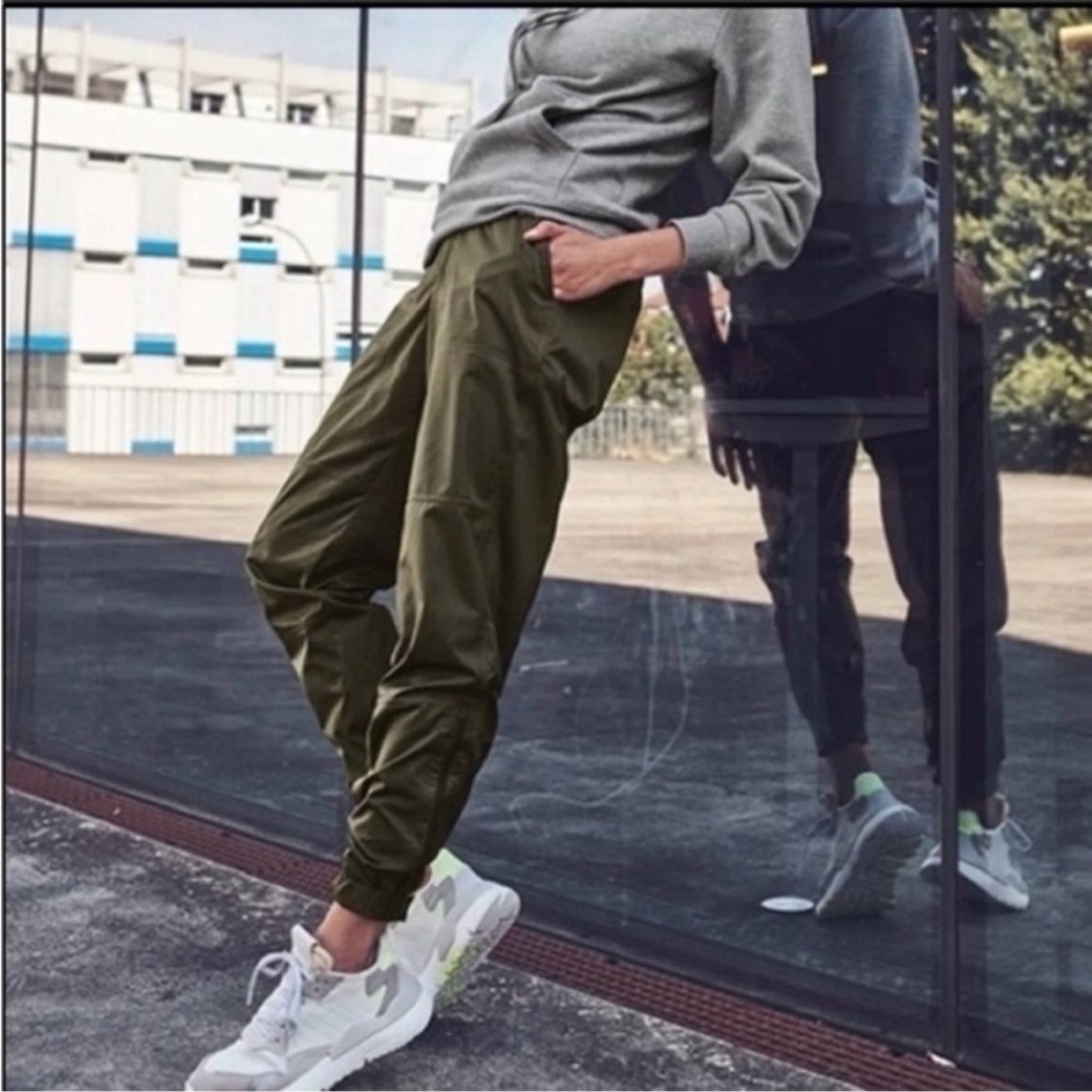 Athleta Radiant Jogger Women’s 2 Olive Green Athletic Pant Athleisure Preppy